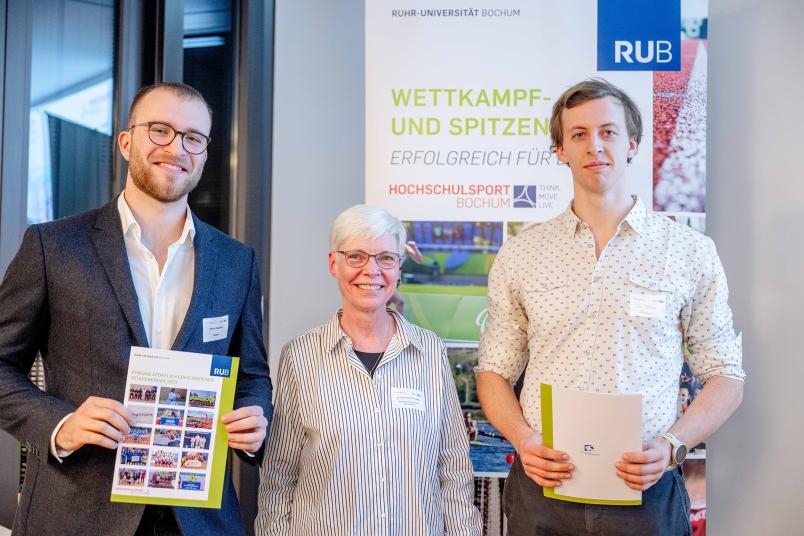 Gruppenbild Sportlerehrung Ruderer und Prorektorin