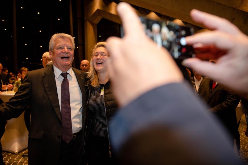 Gauck-Vorleseung, Selfies im Foyer