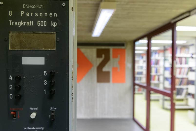 Bald Geschichte: die alten Aufzüge in der Universitätsbibliothek