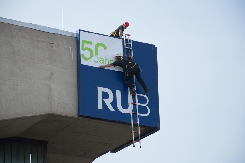 Ein letzter Handgriff, dann sitzt die Folie! Die Technical Climbers sind Arbeiten in schwindelerregender Höhe gewohnt.