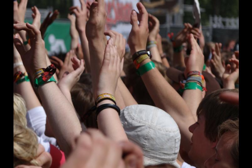 Hände, die in die Luft gestreckt werden, bei einem Musikfestival