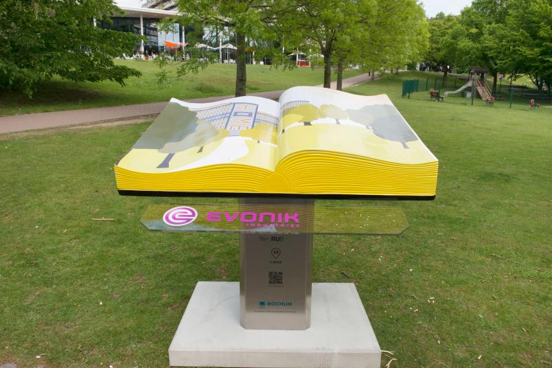 Eine der Buchplastiken, zu finden in der G-Reihe vor dem Gebäude GB