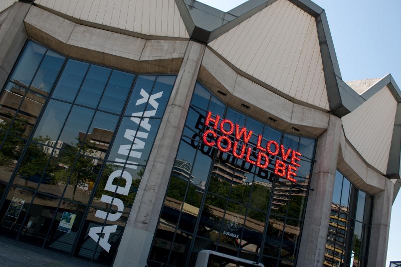 Der Schriftzug „How Love Could Be“ des britischen Künstlers Tim Etchells leuchtet seit ein paar Tagen auf dem Campus.