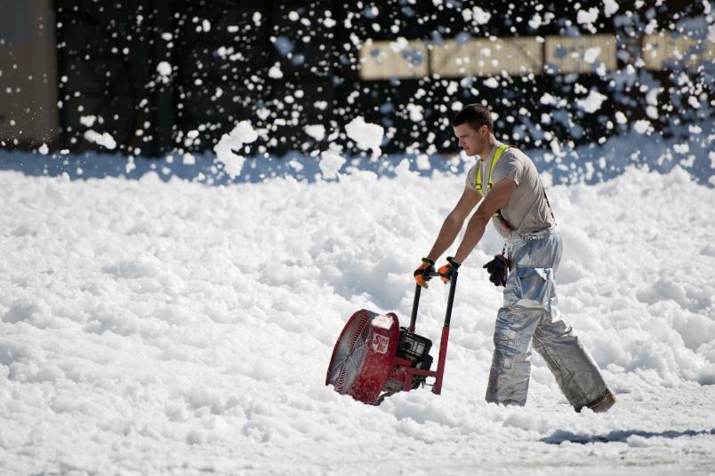 Mann mit Schneefräse