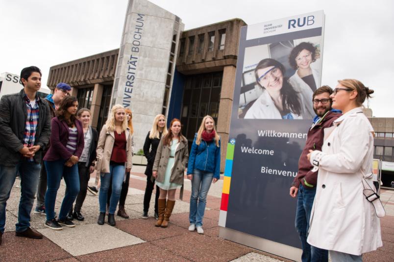 Junge Menschen auf dem Campus