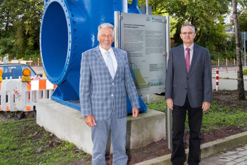 Der Schieber an seinem neuen Standort, davor stehen Andreas Schumann (links) und Volker Bettzieche, Leiter Talsperrenüberwachung und Geotechnik des Ruhrverbands.