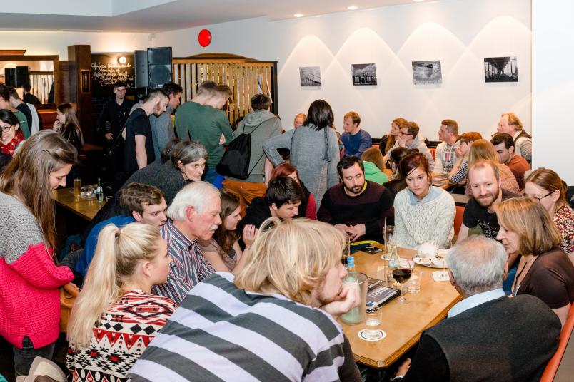 Rund hundert Leute kamen zu den ersten Kneipengesprächen der RUB im Café Tucholsky.
