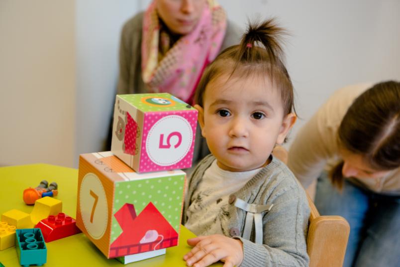 Kleines Mädchen mit Spielwürfeln