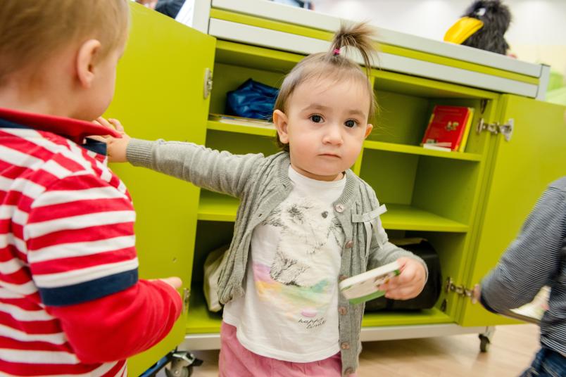 Im mobilen Kinderzimmer gibt es beispielsweise jede Menge Bücher. Okay, mit vielen Bildern darin; man sollte von einer Zweijährigen auch nicht zu viel erwarten.