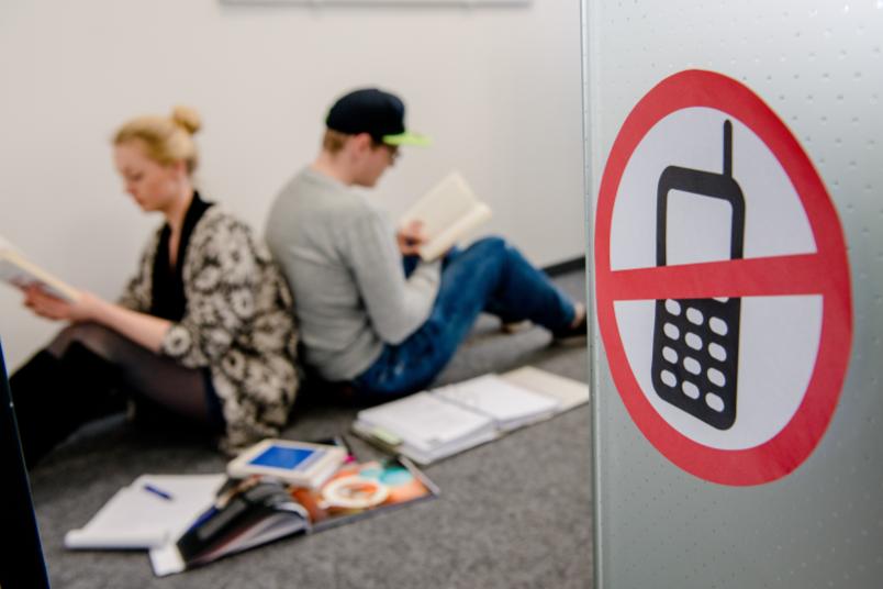 Strenge Regeln für bessere Lernbedingungen: Handys sind im Raum der Stille nicht erlaubt.