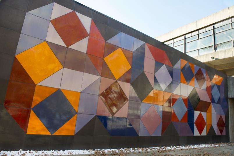 Die restaurierte Keramikwand „Ohne Titel“ von Victor Vasarely am Hörsaalzentrum Ost ist ein schillerndes Beispiel für die Kunst am Bau auf dem Campus.