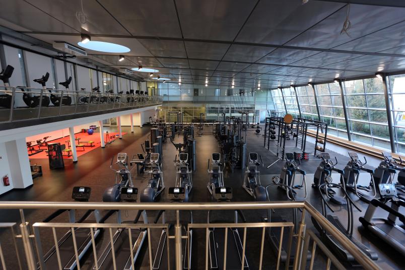 Blick von einer Empore auf den Fitnessbereich.