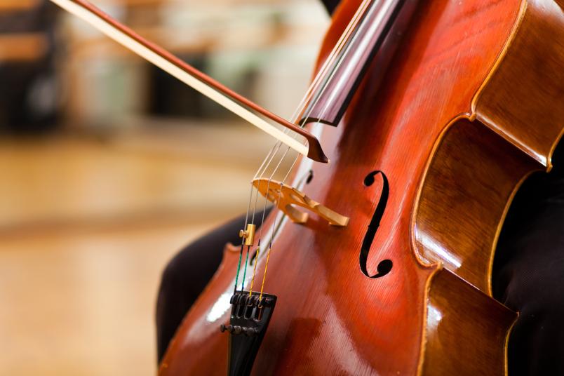 Rolf Petrich bringt Cello-Klänge ins Blue Square.
