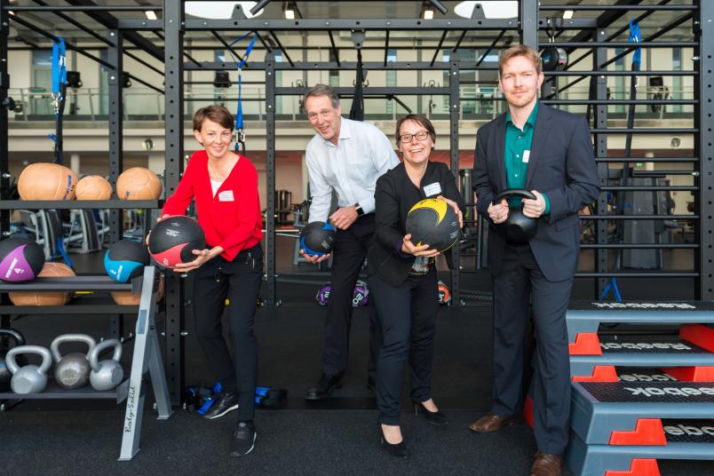 Testen das Angebot im Unifit: Ines Lenze, Leiterin Hochschulsport, Rektor Axel Schölmerich, Kanzlerin Christina Reinhardt und Stefan Bertling, Leiter Unifit