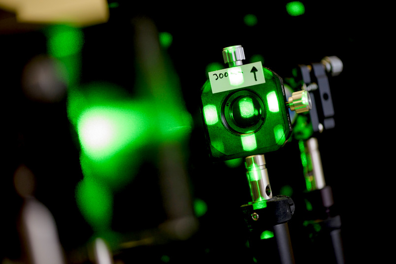 Ein Lichtschwert hat das Team am Lehrstuhl für Laseranwendungstechnik noch nicht entwickelt. Aber eine Art Traktorstrahl zum berührungslosen Festhalten von Objekten ist jeden Tag im Einsatz: die optische Pinzette, die mit Laserlicht arbeitet.