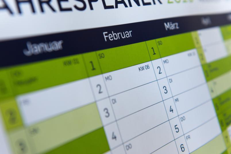 Wandkalender mit den Monaten Januar und Februar