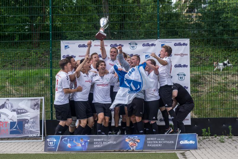 Die Spiel- und Freizeitfreunde Bochum freuen sich über den Pokal der Bochumer Uniliga.