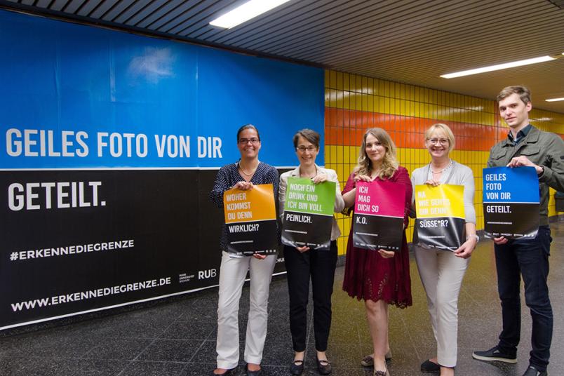 Großflächig plakatiert: Bei Bochum Total sind die Motive in der Innenstadt zu sehen - hier präsentiert von den Gleichstellungsbüros der RUB und der Stadt.