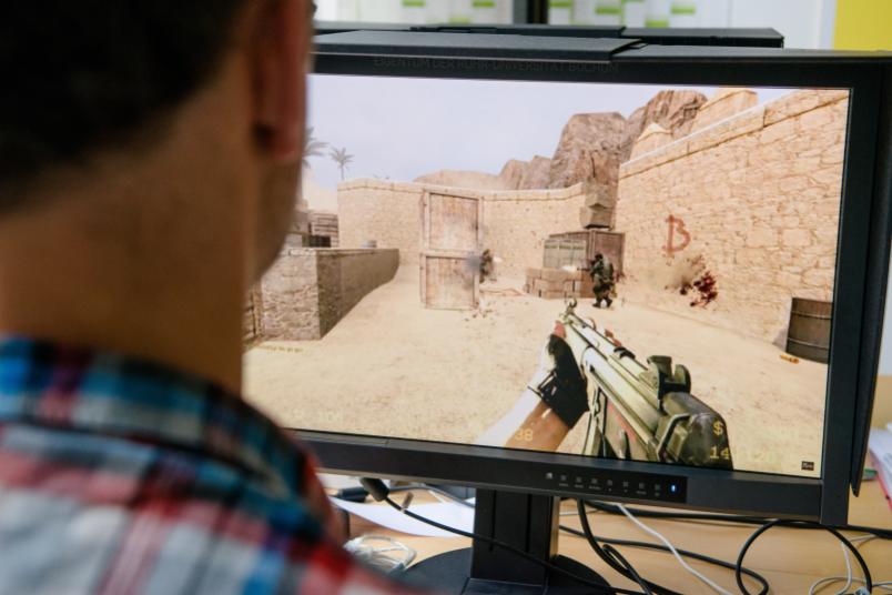 Ego-Shooter und Killerspiel: Spieler am Computer