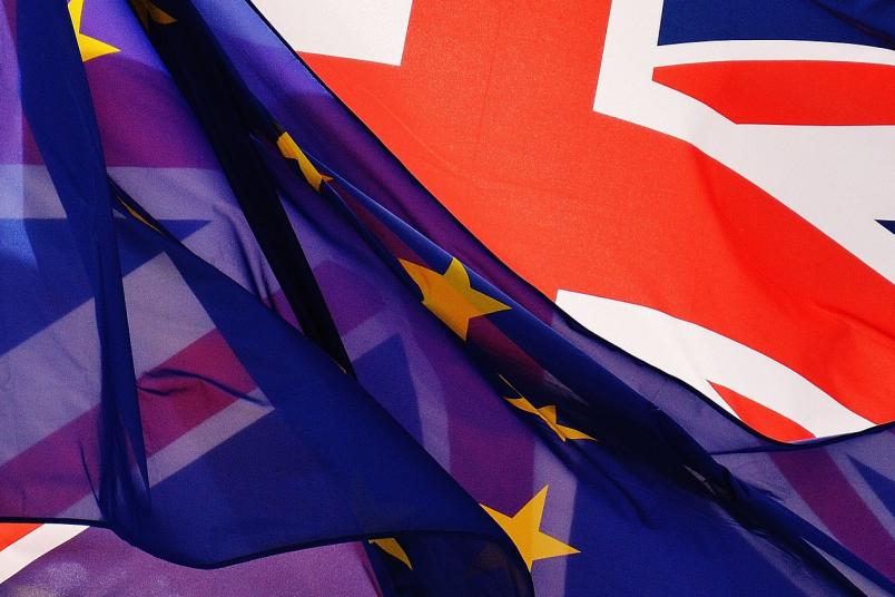 EU-Flagge und Flagge von Großbritannien liegen übereinander