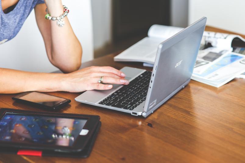 Junge Frau vor Laptop