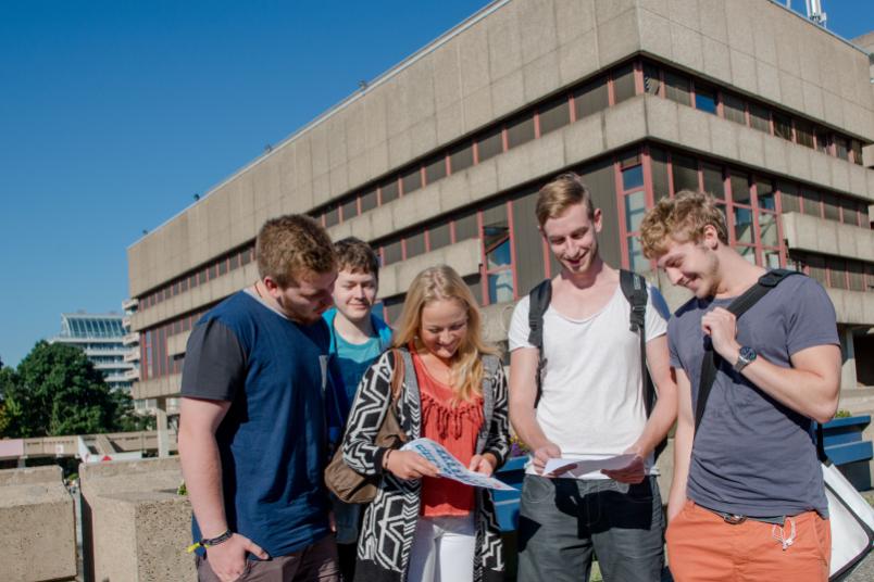 Fünf Auszubildende der RUB bei der Campus-Rallye. 