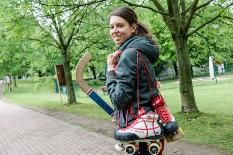 Studenting hat Rollschuhe über die Schulter geworfen.