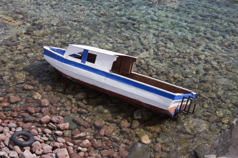 Verlassenes Flüchtlingsboot