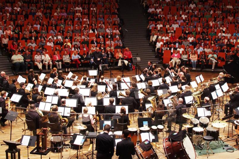 Das Sinfonische Blasorchester der Ruhr-Universität bei einem Auftritt im Audimax