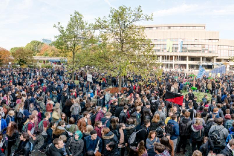 Die Erstsemester werden von den Fachschaften auf dem Forum abgeholt. 