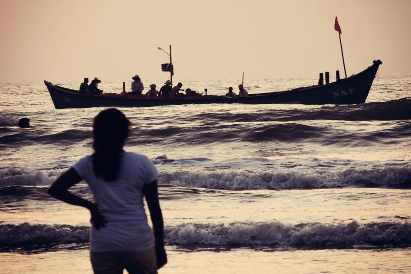 Silhouette einer Frau, die auf das Mittelmeer blickt