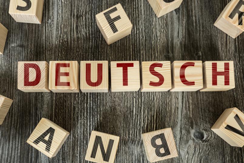 Buchstaben auf Holzwürfeln ergeben das Wort Deutsch