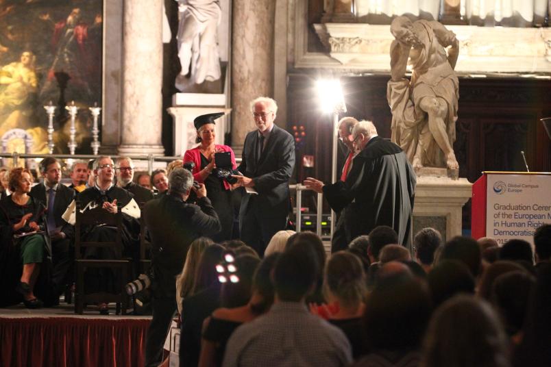 Viele festlich gekleidete Personen in einem kunstvoll gestalteten Raum in Venedig