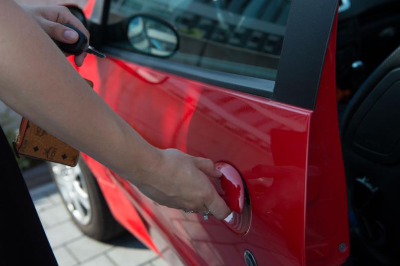 Frau öffnet Autotür