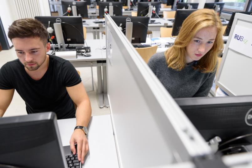 Menschen in einem Testlabor