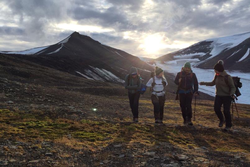 Eine Gruppe Studierender wandert durtch eine eisige Landschaft in Spitzbergen.