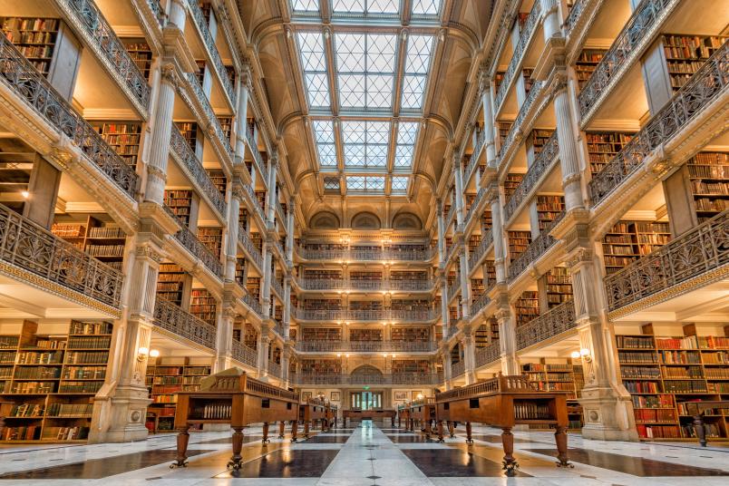 Blick in eine riesige Bibliothek auf mehreren Etagen
