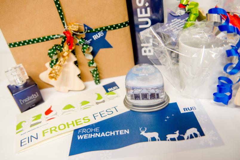Eine Auswahl weihnachtlicher Produkte aus dem Unishop