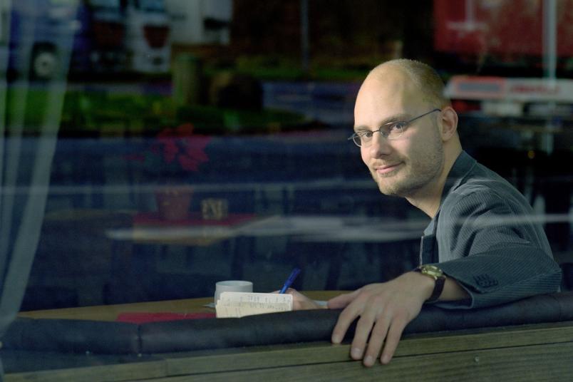 Porträt eines Mannes hinter einem Schaufenster