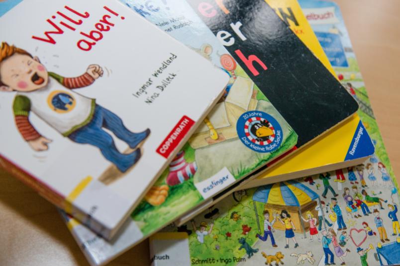 Ein Stapel Bilderbücher.