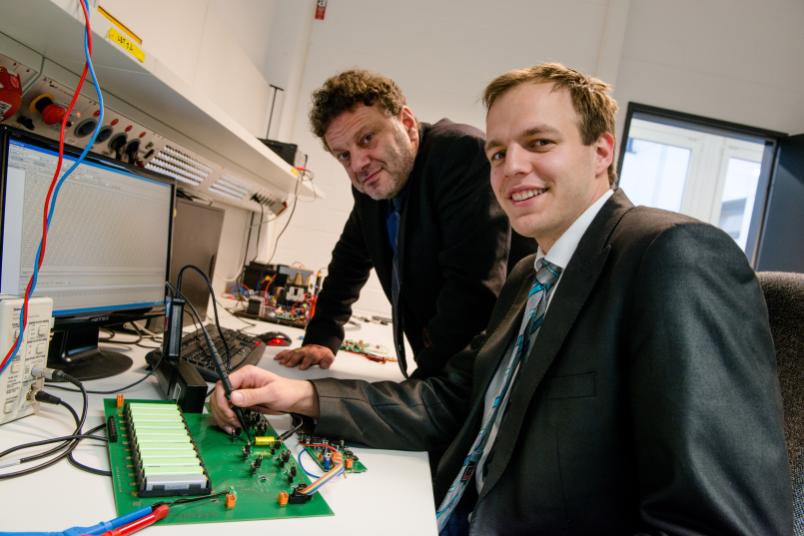 Zwei Forscher im Labor mit elektronischem Equipment