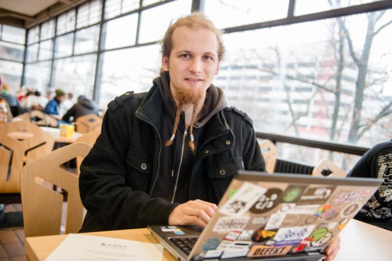 Porträt eines jungen Mannes mit Laptop