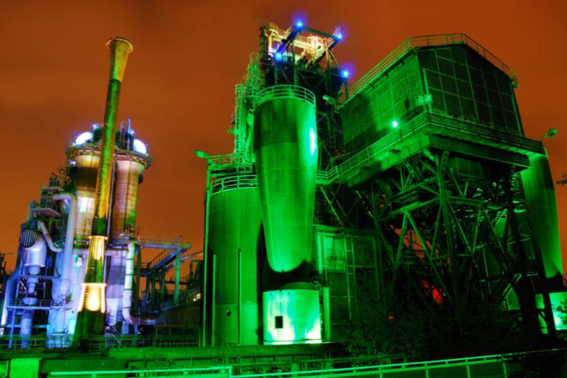 Grün beleuchtete Industriebauten.