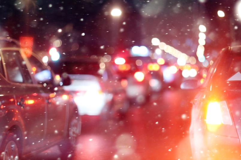 Stehende Autos im Schnee