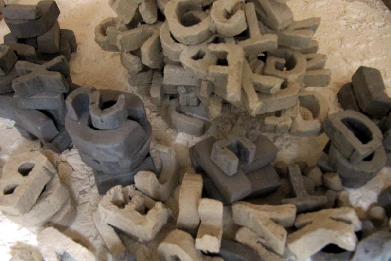 Installation mit Buchstaben aus Ton