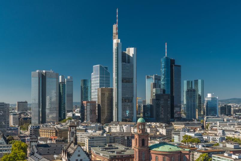 Frankfurter Skyline mit zahlreichen Hochhäusern und dem Römer im Vordergrund