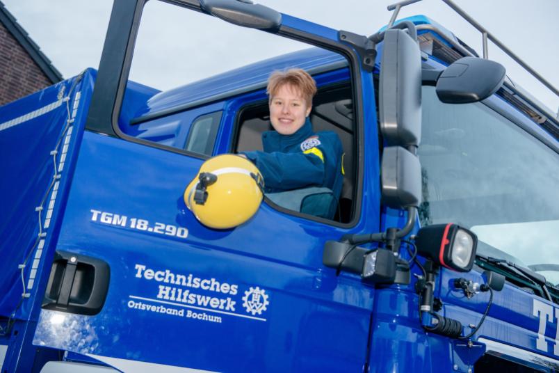 Frau in Uniform schaut aus dem Fenster eines Wagens des Technischen Hilfswerks.