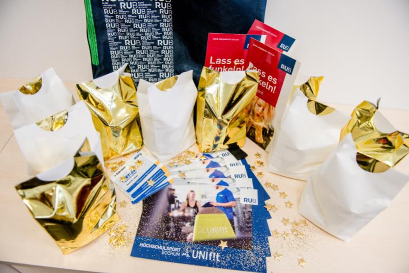 Geschenke auf einem Tisch