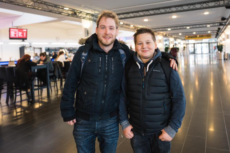 Porträt eines jungen Mannes und eines Jungen im Foyer der Mensa der RUB