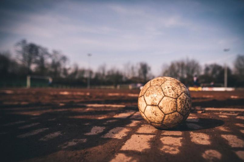 Fußball auf einem Sportplatz.
